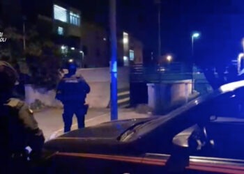 Afragola, blitz nel rione Salicelle, sequestrati 204mila euro, armi e beni di lusso: 5 denunciati
