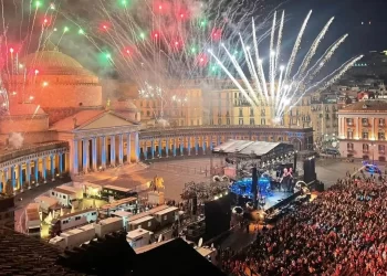 Capodanno a Napoli: la guida ai divieti tra Piazza Plebiscito e il Lungomare nella notte di San Silvestro