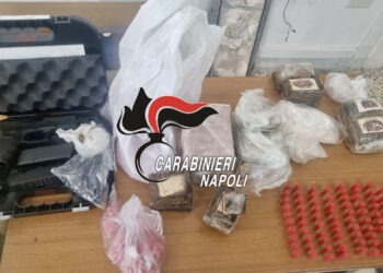 Maxi sequestro di droga a Scampia: scoperti 7 chili e mezzo di diverse sostanze stupefacenti e una pistola