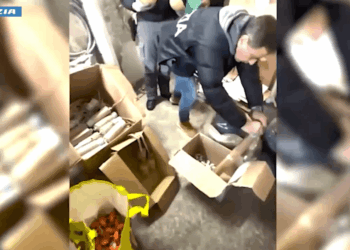 Blitz della Polizia a Sant’Antimo, scoperta fabbrica illegale di fuochi d’artificio: denunciato 34enne