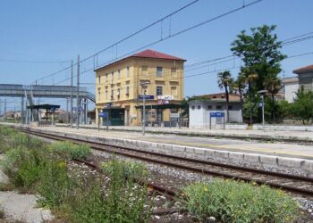 Casal di Principe, paura allo scalo di Albanova: 31enne prova a lanciarsi sotto ad un treno in corsa