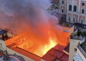 Napoli, quartiere Chiaia, in fiamme il celebre Teatro Sannazaro: distrutta completamente la cupola