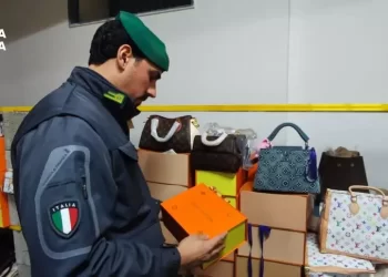 San Giorgio a Cremano, maxi-sequestro di merce contraffatta: sigilli a un deposito-showroom di 530 mq