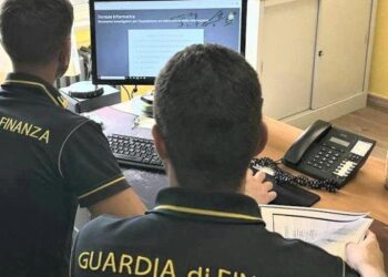 Truffe online e riciclaggio, così il clan dei Casalesi svuotava i conti correnti: perquisizioni e arresti