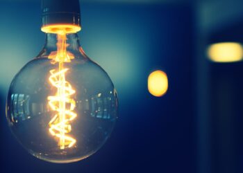 Bollette della luce, cambia tutto, potrai sostituire gestore in un solo giorno: la guida