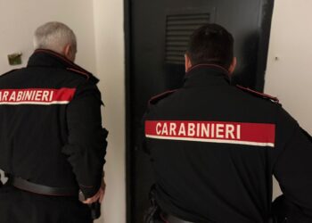 Grumo Nevano, terrore in Corso Garibaldi, picchia moglie e padre e poi scappa sui tetti: arrestato