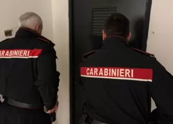 Grumo Nevano, terrore in Corso Garibaldi, picchia moglie e padre e poi scappa sui tetti: arrestato