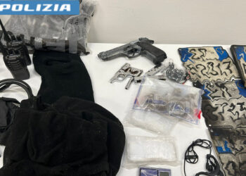 Melito, colpo alla criminalità, sequestrate armi, targhe rubate e droga: due in manette
