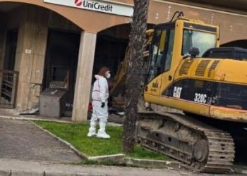 Santa Maria Capua Vetere, assalto con l’escavatore alla banca: il boato sveglia la città, ma il colpo fallisce