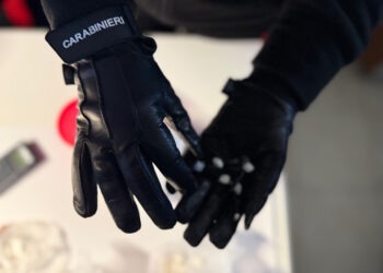 Caivano, centro storico nuova piazza dei pusher: tre arresti e sequestri di cocaina, crack e contanti