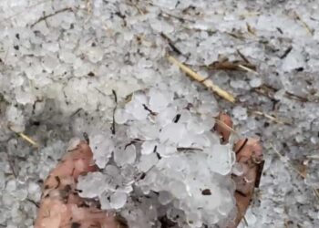 Tempesta di grandine, tutto imbiancato: strade come fiumi di ghiaccio