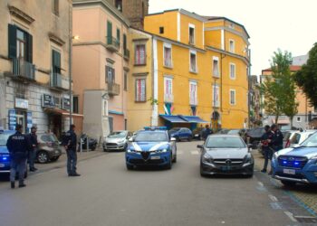 Aversa, raffica di controlli in Piazza Vittorio Emanuele III: 141 identificati, due arresti e un locale chiuso dall’ASL
