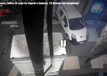 Maxi blitz a Caivano, 10 fermati dai Carabinieri: oltre 70 colpi tra rapine e assalti agli ATM – Video