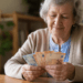 “Bonus anziani” 850 euro al mese per gli over 80, esenzioni e sconti per gli over 70: requisiti, domanda e regole