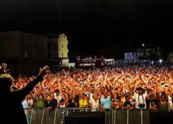 Frattaminore danza al ritmo della musica di Enzo Avitabile