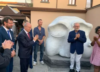Acerra celebra il suo simbolo: inaugurata la maschera di Pulcinella più grande del mondo