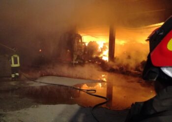 Napoli, quartiere Poggioreale, vasto incendio distrugge deposito di frutta e verdura