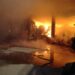 Napoli, quartiere Poggioreale, vasto incendio distrugge deposito di frutta e verdura