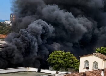 Paura ad Aversa, incendio all’interno del carcere: colonna di fumo nero visibile in tutta la città