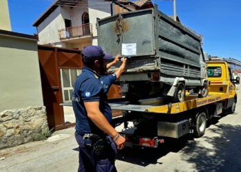 Fuga e inseguimento a San Marcellino: bloccato camion di rifiuti pericolosi, arrestato un 55enne