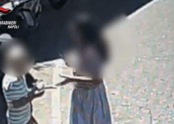 Truffa anziani a Piano di Sorrento. Travestito da donna deruba anziana dei ricordi di una vita: 2 arresti – VIDEO
