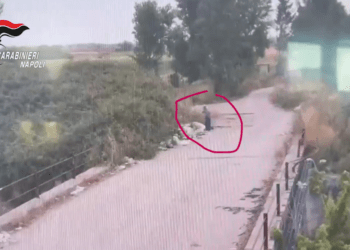 Acerra, dà fuoco ai rifiuti e scappa in bicicletta: incastrato dalle telecamere e arrestato un 68enne