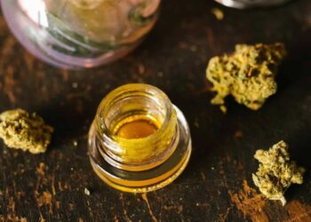 Allarme “Wax”, la nuova droga che sembra miele ma uccide: 3 ragazzi di Arzano in ospedale, uno e grave