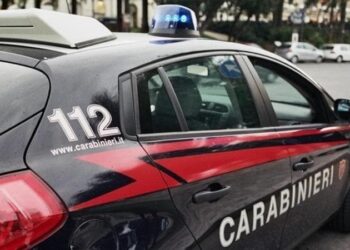 Terrore a Fuorigrotta: banditi sparano contro l’auto di un 17enne per rapinarlo