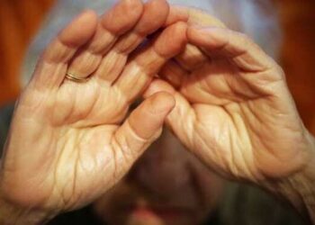 Pozzuoli, 28enne arrestato per aver picchiato la nonna 73enne dopo averla minacciata sui social