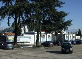 Tragedia sfiorata al cimitero di Casal di Principe: crollano pezzi di cemento e travolgono una visitatrice