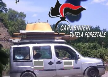 Aversa, sorpresi a scaricare macerie nell’area appena bonificata “Cappuccini”: denunciati 3 operai