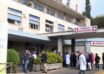 Giallo a Napoli, 14enne accoltellato nella notte: Il giovane è fuori pericolo, indagini in corso