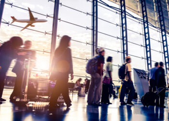 Riforma del trasporto aereo, svolta UE: no ai costi extra per bagaglio a mano, posti vicini ai figli e altro ancora