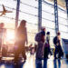 Riforma del trasporto aereo, svolta UE: no ai costi extra per bagaglio a mano, posti vicini ai figli e altro ancora