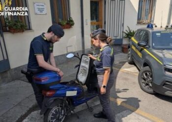 Maxi-sequestro di scooter elettrici illegali spacciati per bici a pedalata assistita: coinvolta tutta Italia