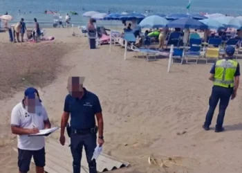 Amianto e rifiuti a due passi dal mare, sequestrata discarica abusiva nel Casertano