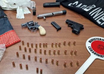 Casal di Principe, armi e munizioni nascoste tra muro e tetto: 20enne finisce in manette
