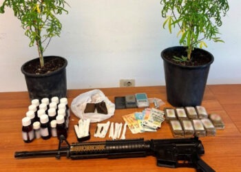 Blitz della Polizia a Barra, arrestato 56enne: oltre un chilo di hashish e piante di marijuana in casa
