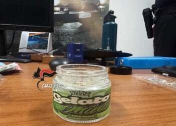 Blitz a Pozzuoli, primo sequestro di “white hash” la nuova droga a freddo: i Carabinieri arrestano 4 persone
