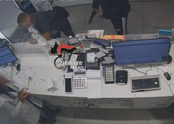 Quartiere Barra, rapina una farmacia: tradito dai tatuaggi sul collo, poi la resa ai carabinieri per amore
